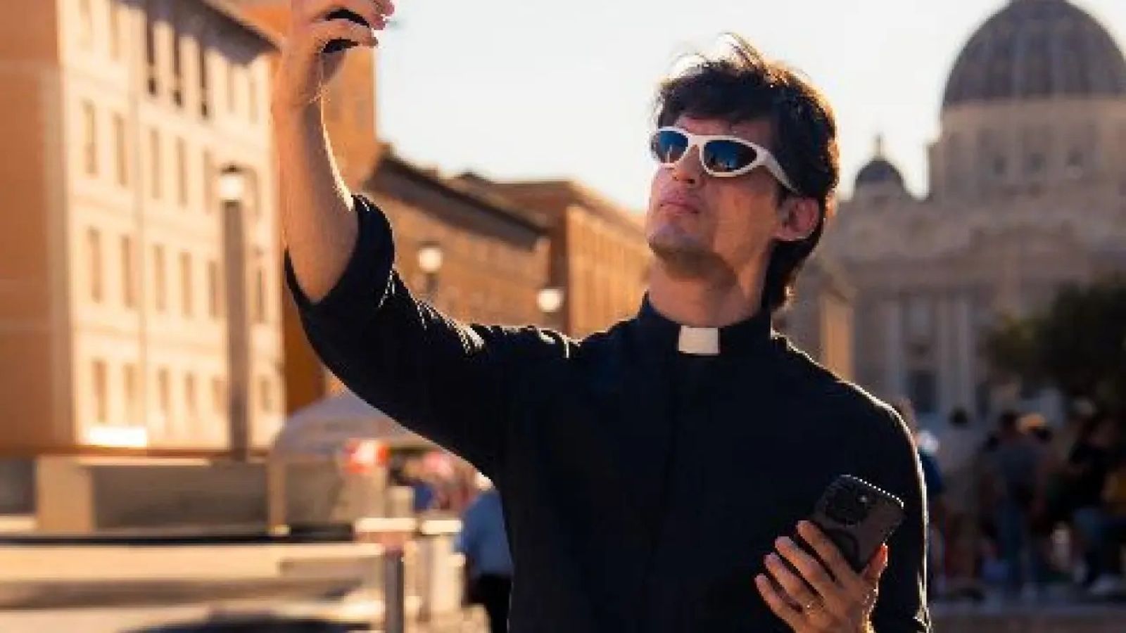 Alberto Rabagnani posando con el móvil