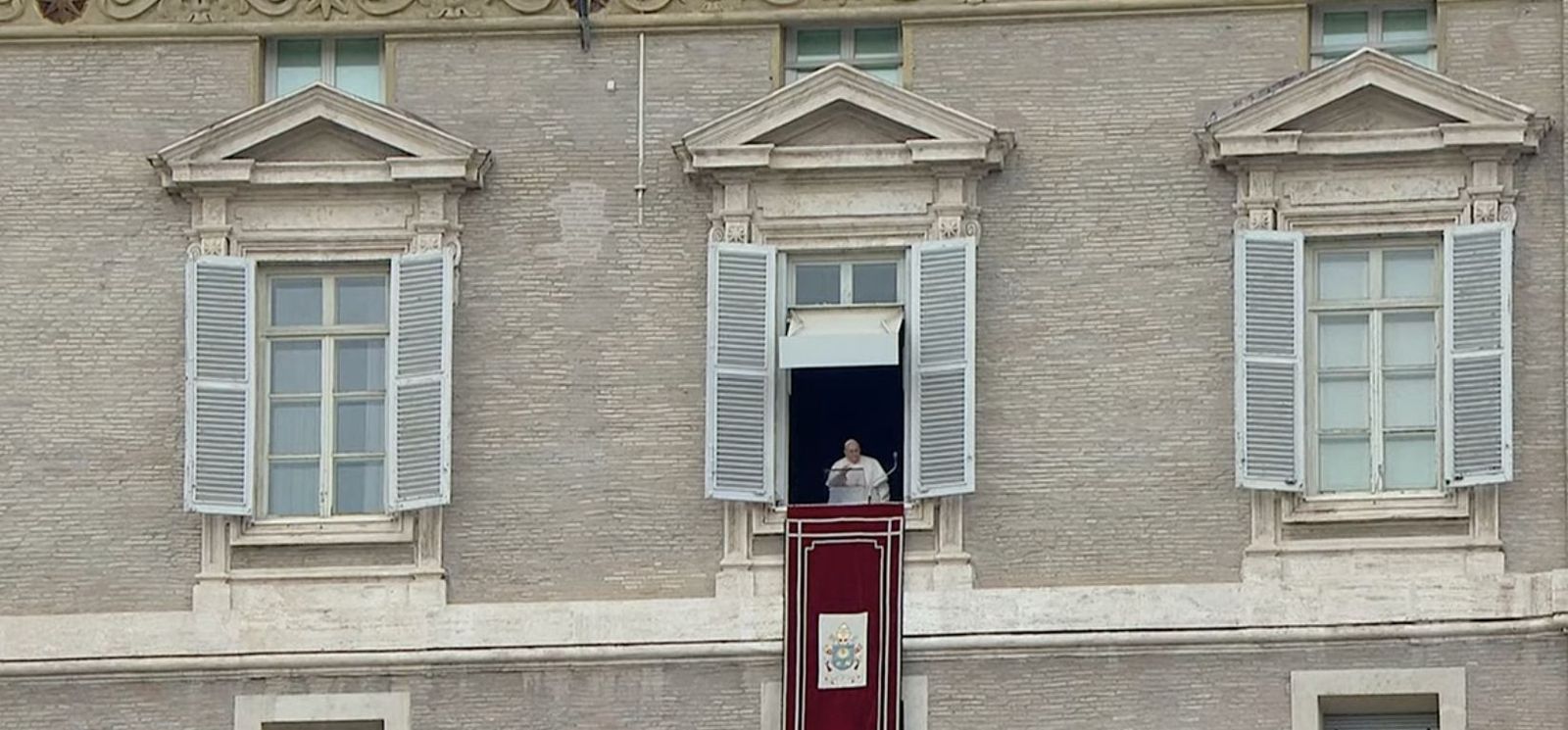 El Papa saluda desde el balcón