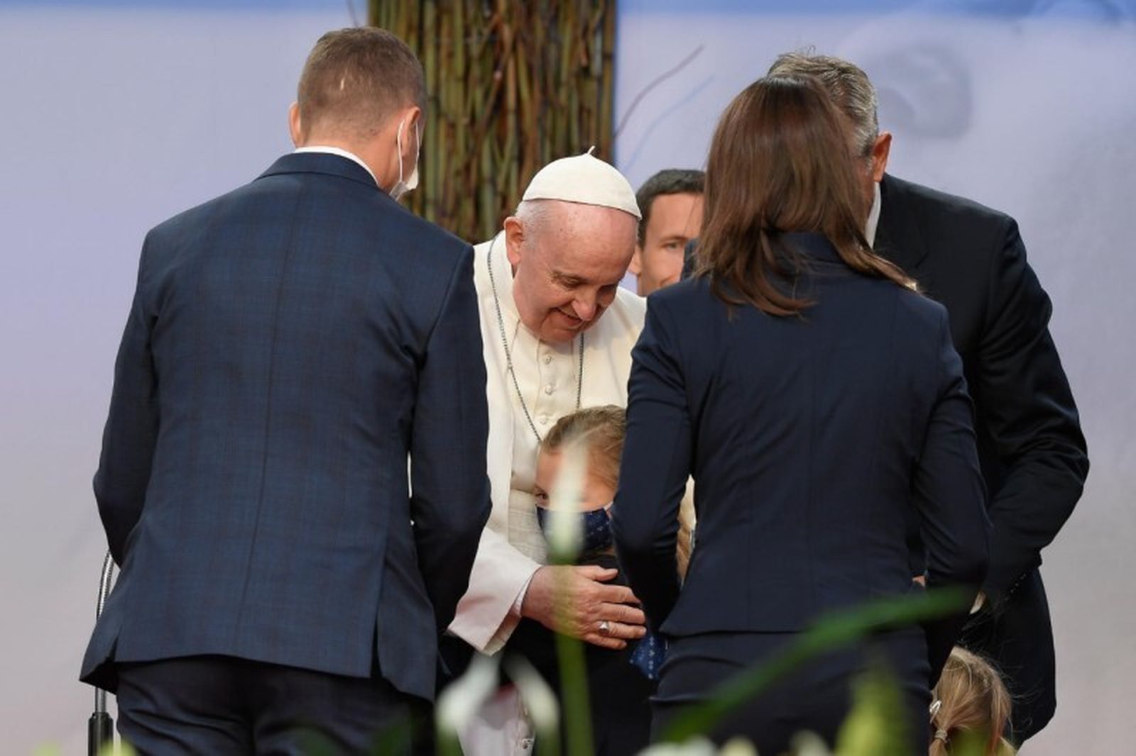 Una niña se abraza al Papa Francisco