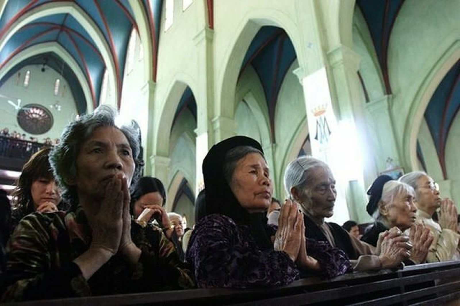 Fieles rezan en una iglesia de Japón