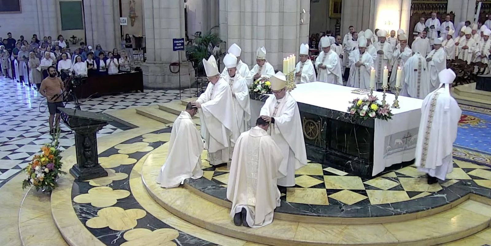 Imposición de manos a los nuevos obispos