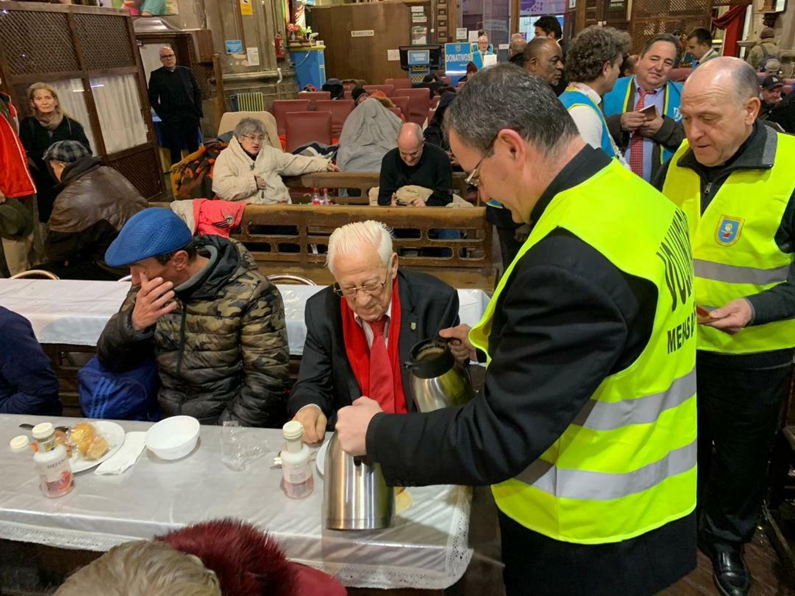Mon. Santos Montoya sirviendo desayunos en San Antón