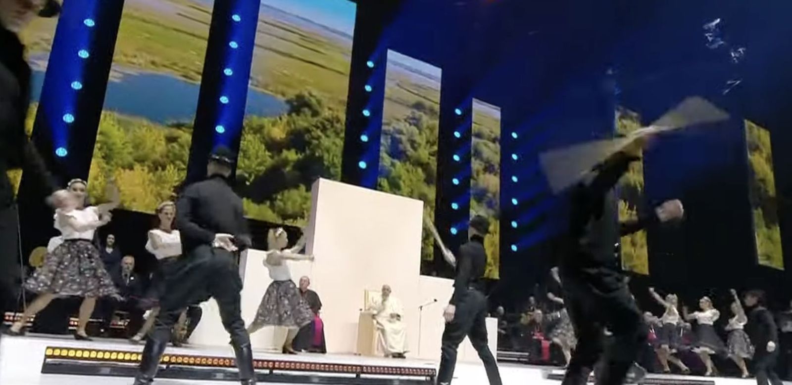 El Papa contempla una danza tradicional húngara