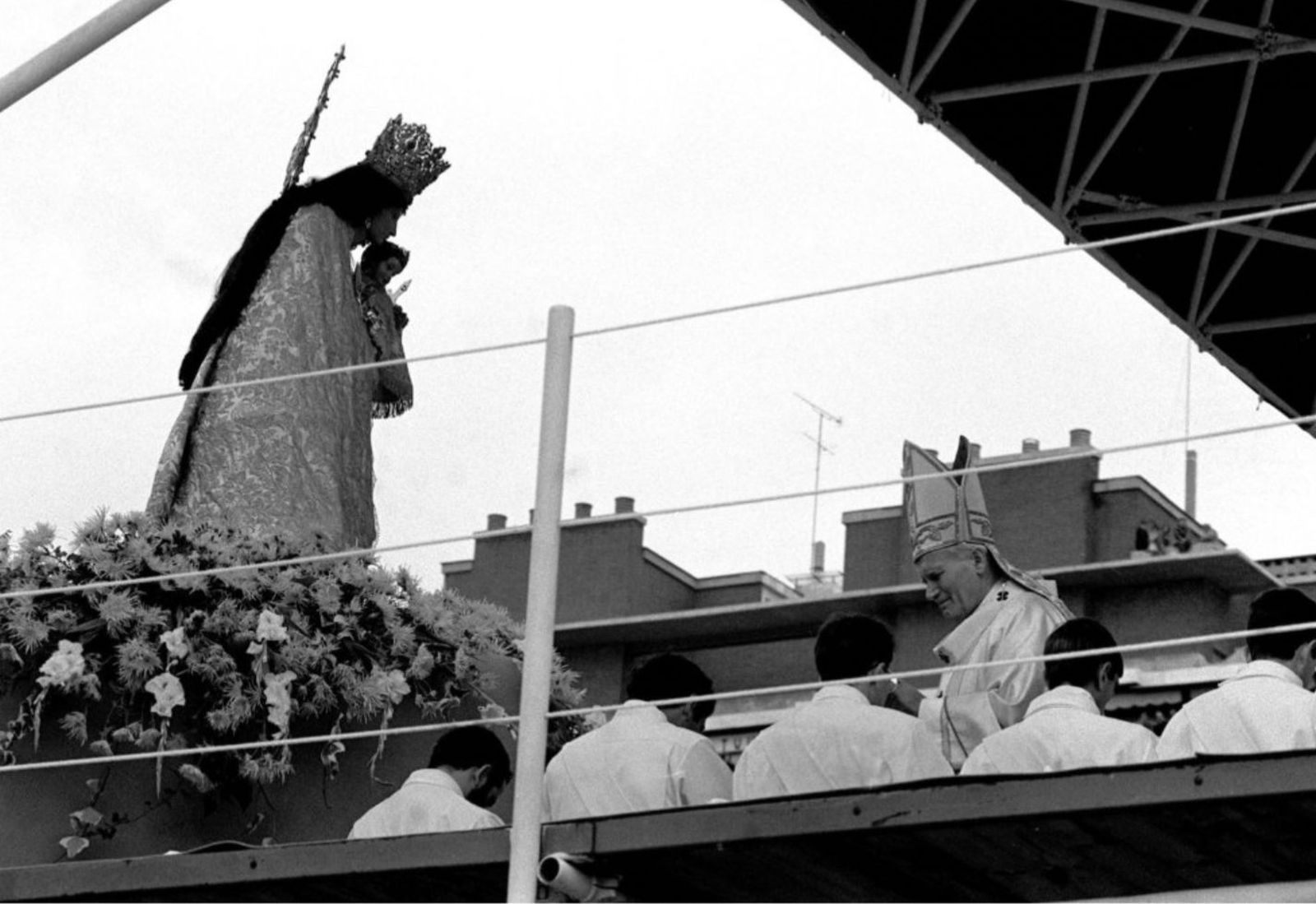 Wojtyla, con los ordenandos, presididos por una imagen de la Virgen de los Desamparados