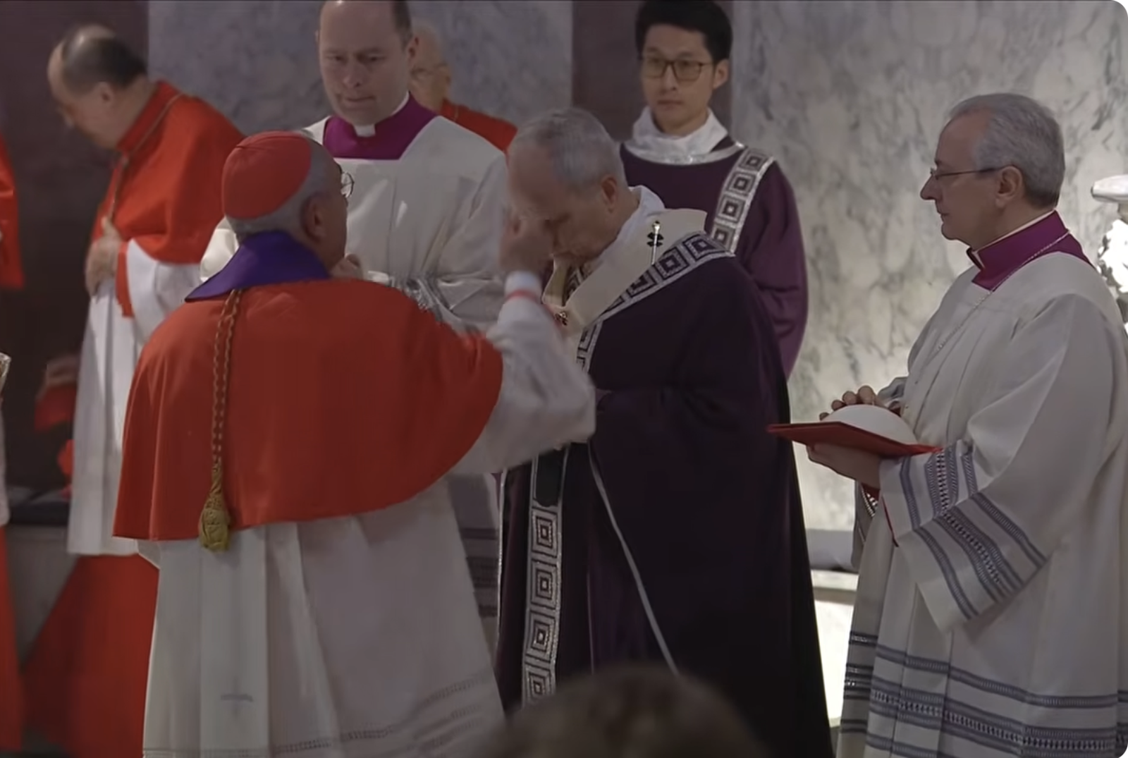 El Papa recibe la imposición de la ceniza