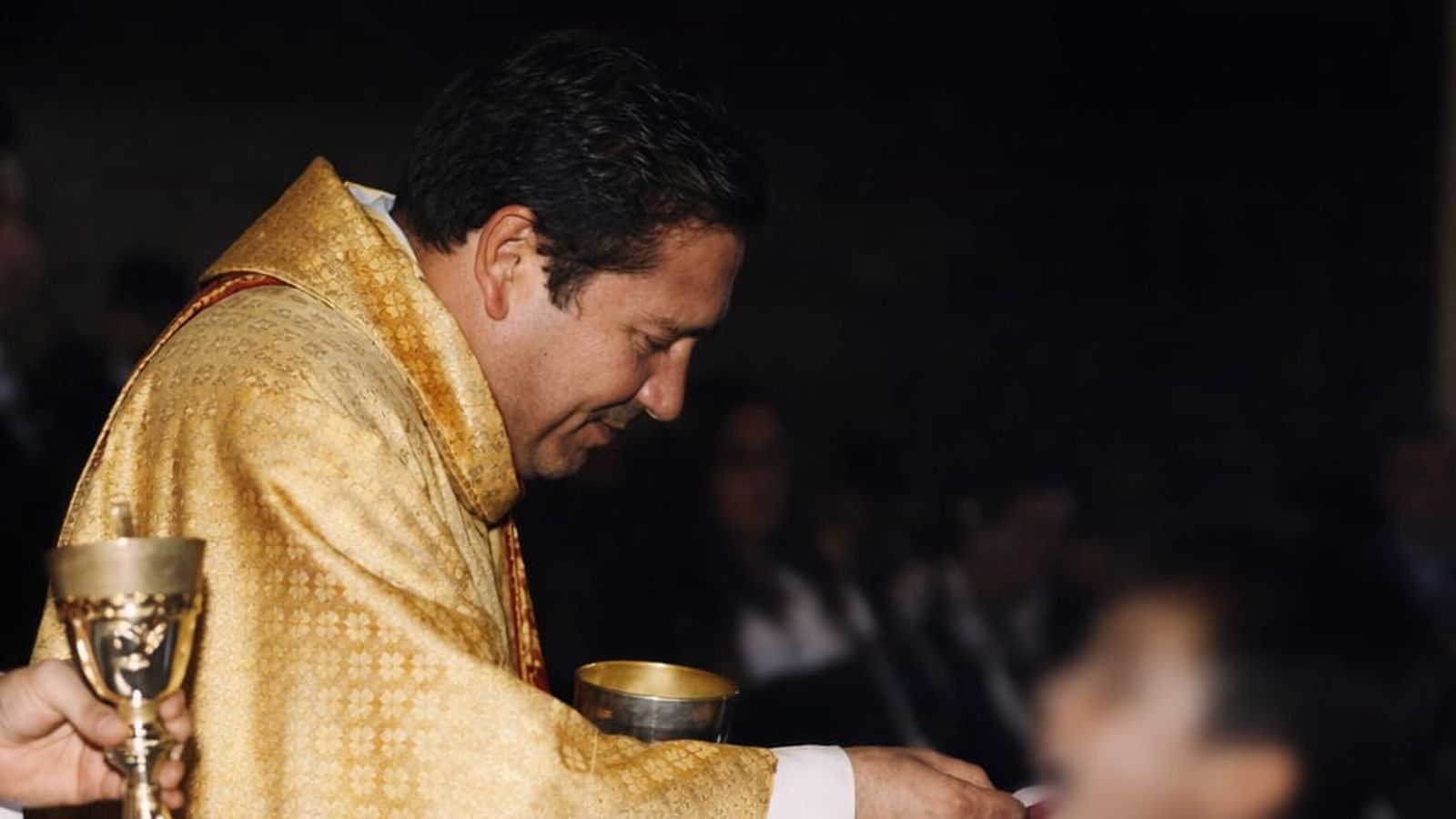 padre Yimy Torres en las primeras comuniones de diciembre 2005