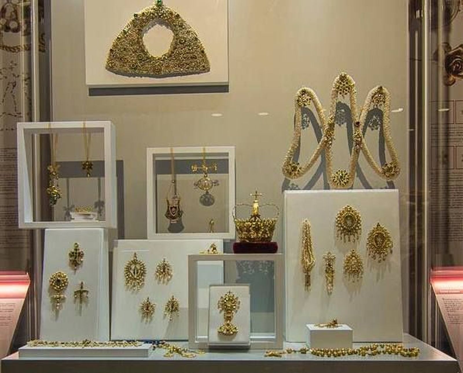 Joyas custidioadas por el Real Santuario de las Nieves.