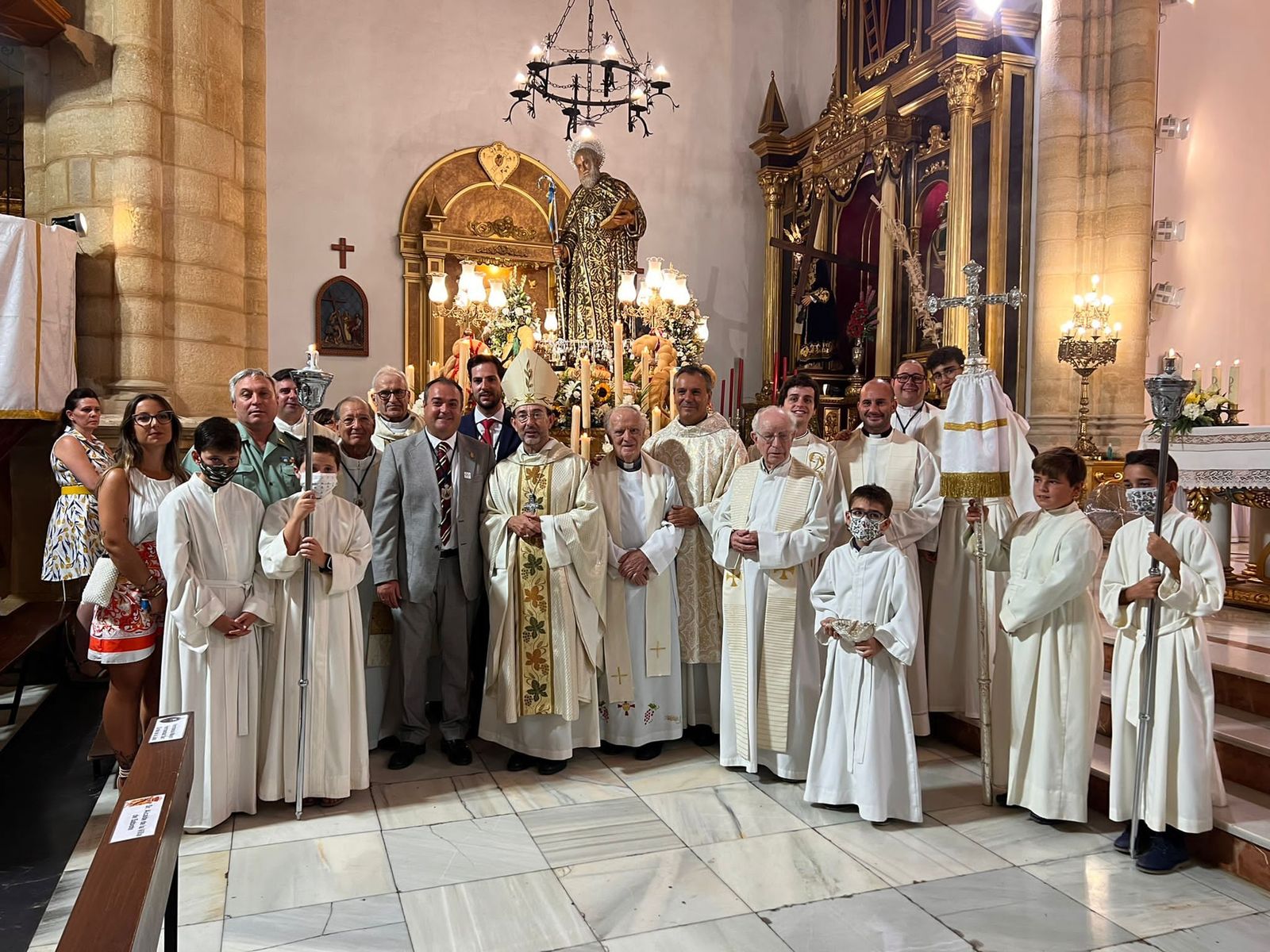 José Cobo y su tío César en la parroquia de Sabiote, el pueblo natal de ambos