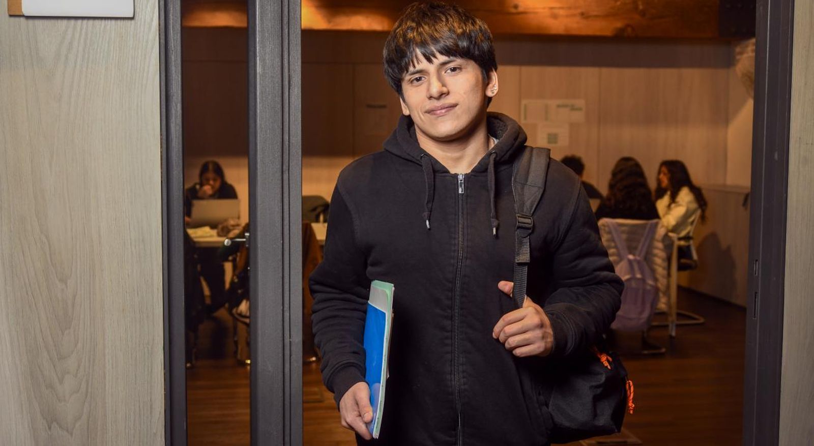 Facundo Alexander García, usuario del programa CaixaProinfancia, saliendo de una de las aulas de la Fundación de la Esperanza