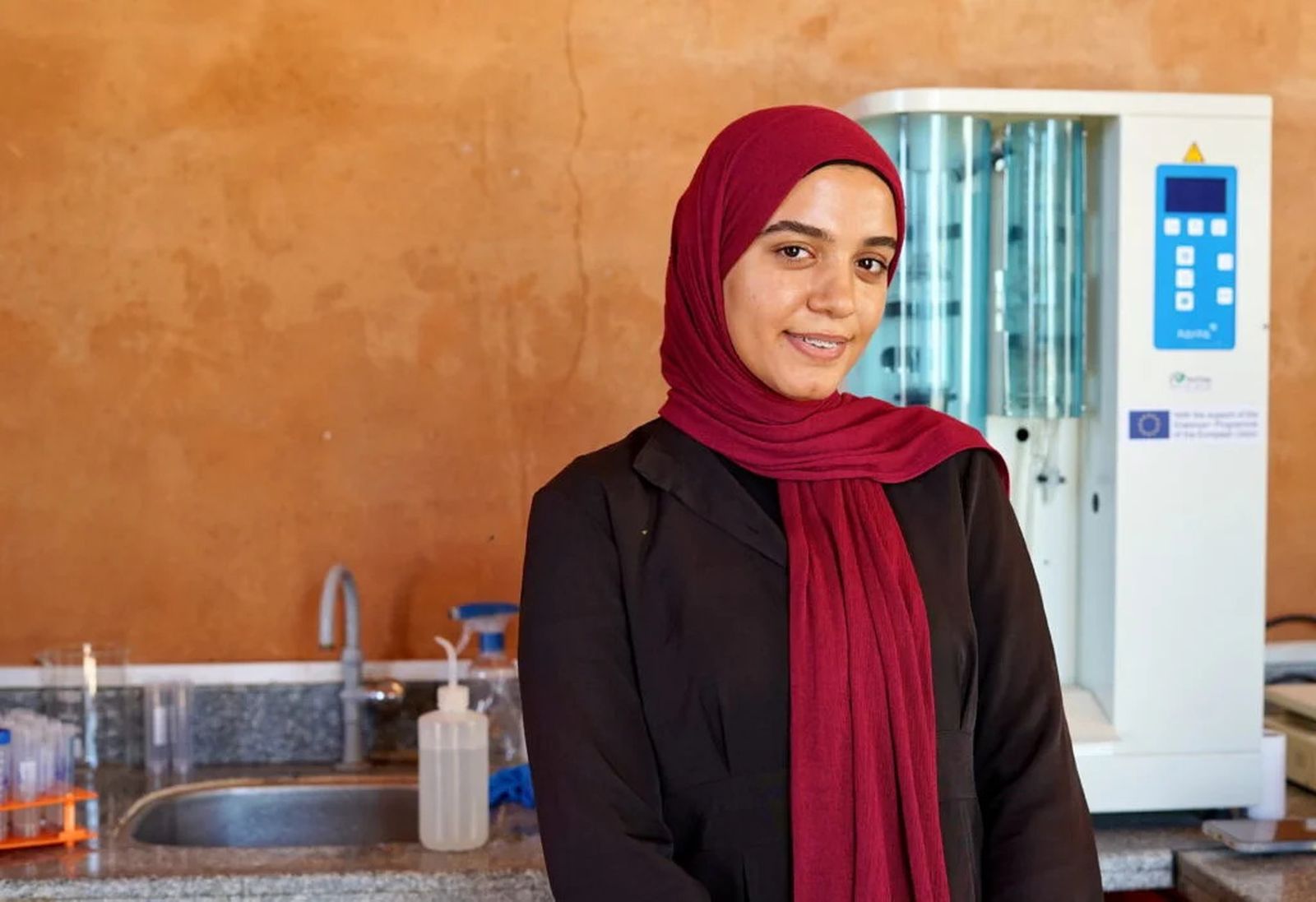 Dina, ingeniera química de 24 años especializada en agua y agricultura, trabaja en el proyecto del desierto de Wahat de SEKEM
