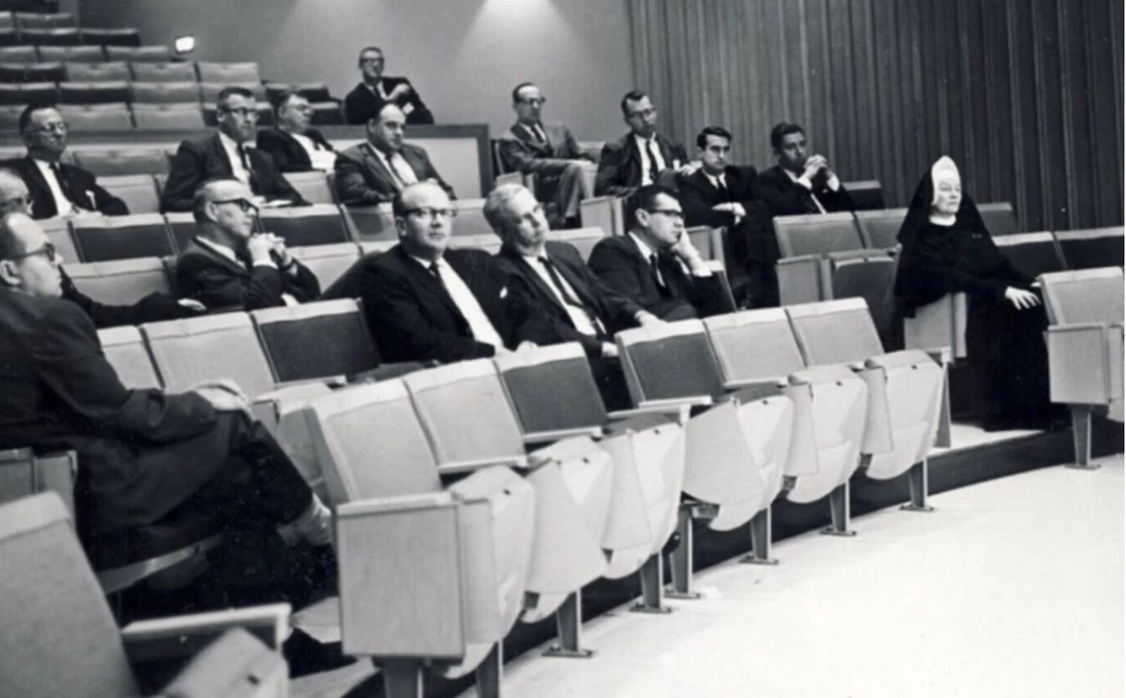 Sister Kelly,en primera fila en un acto científico