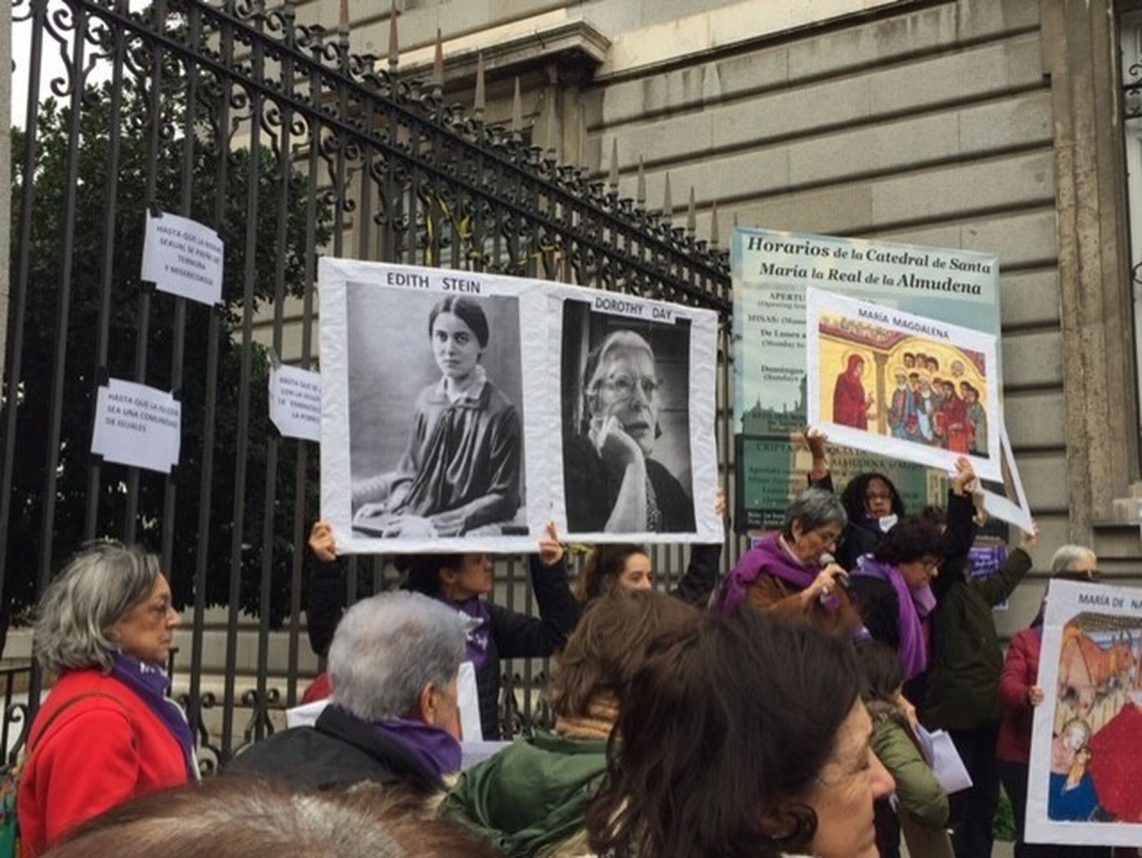 Recordando a mujeres de Iglesia empoderadas junto a la catedral de la Almudena