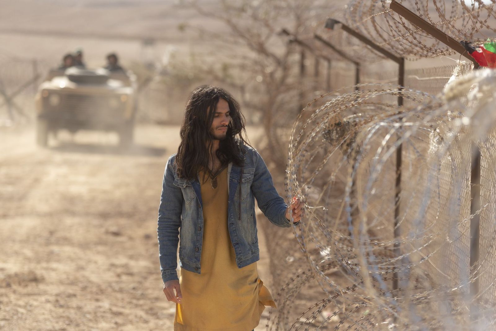 jesus en el desierto con los refugiados