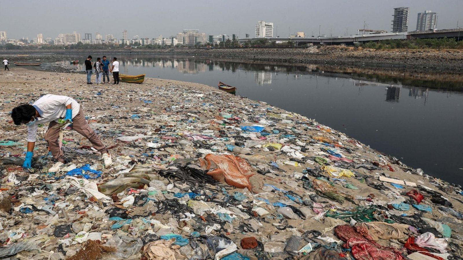 El basural de Mahim Beach, en Mumbay
