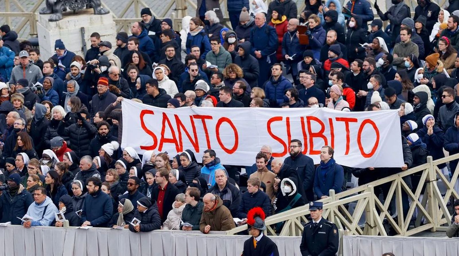 Pancarta santo súbito. Funeral Ratzinger