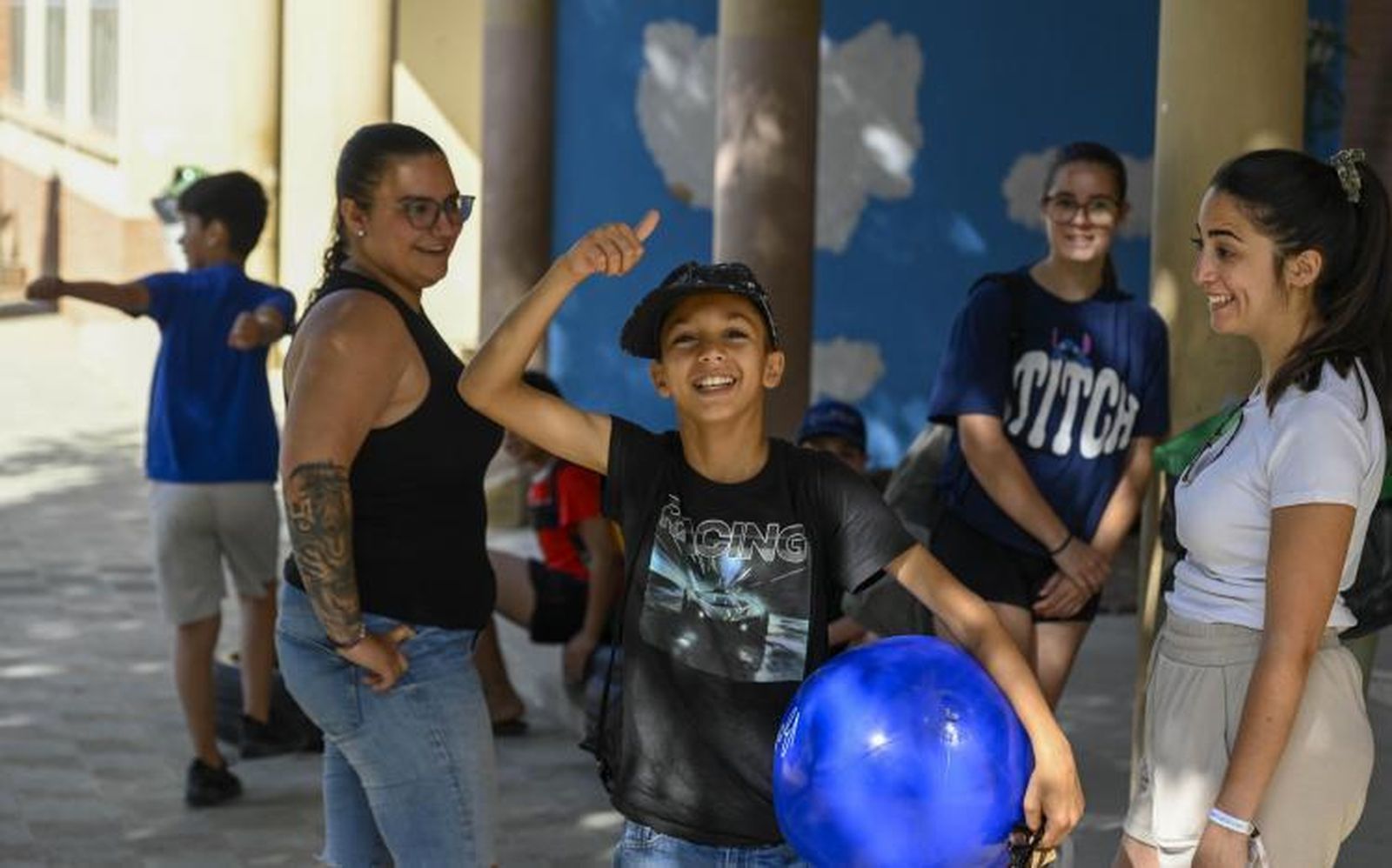 Un niño beneficiario del programa CaixaProinfancia sonríe  sujetando una pelota