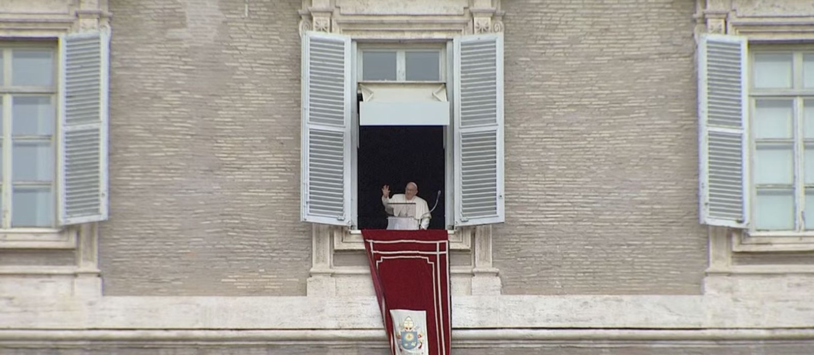 Francisco saluda desde del balcón