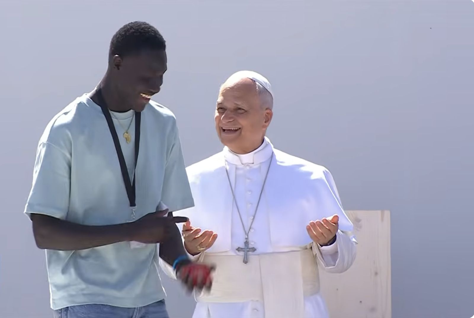 El Papa hace el gesto del 'six seven' con un joven migrante en La Laguna