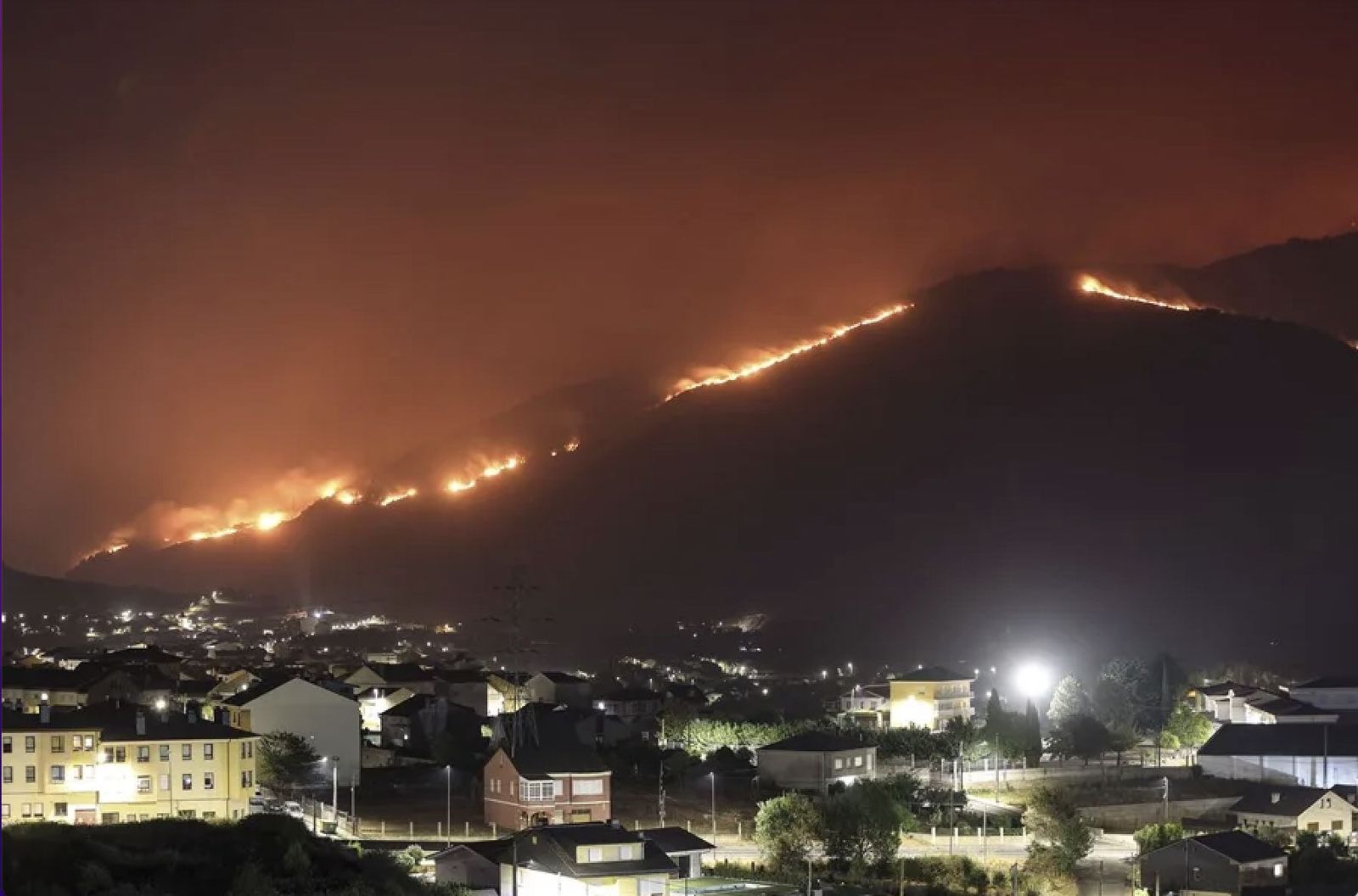 Vista del incendio forestal en Vilamartín de Valdeorras