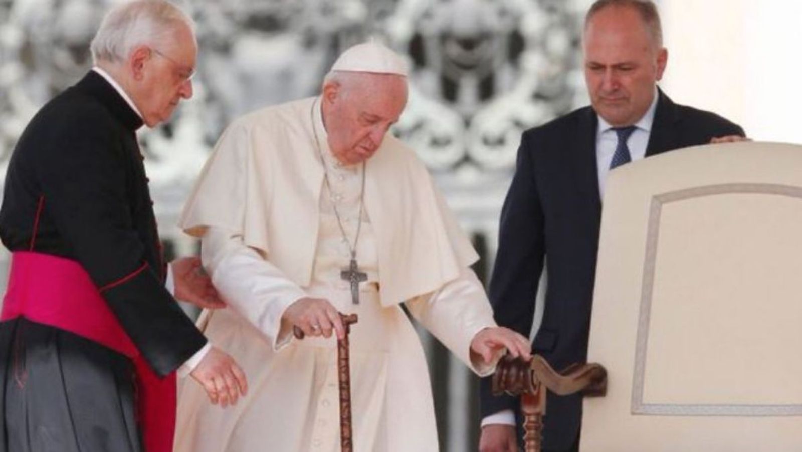 El Papa, con bastón