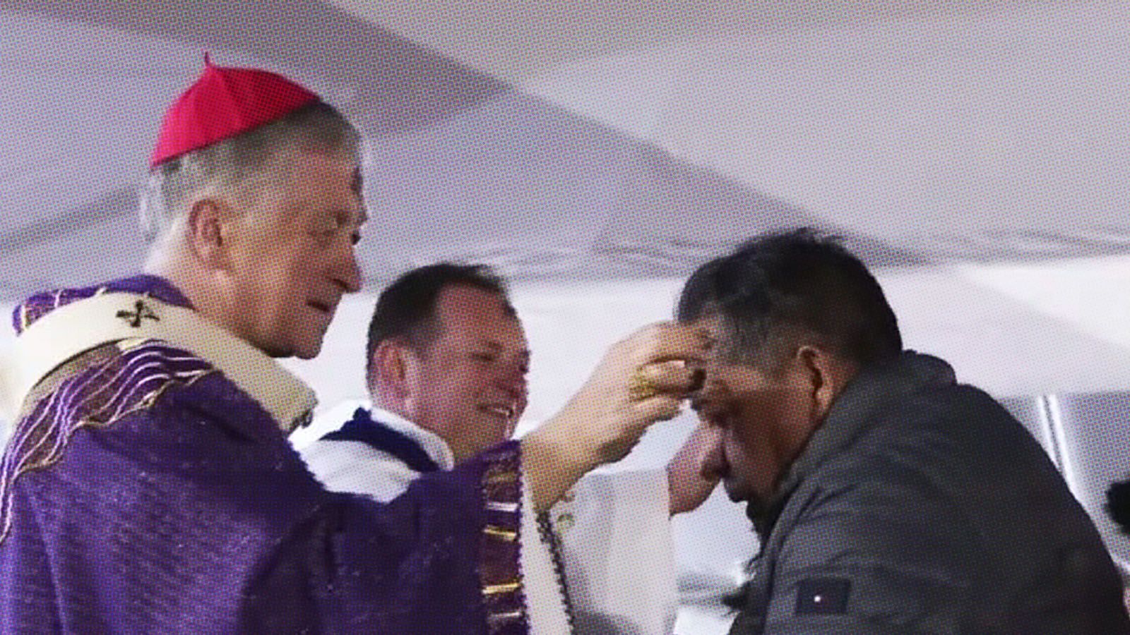 Cradenal Cupich impariendo la ceniza