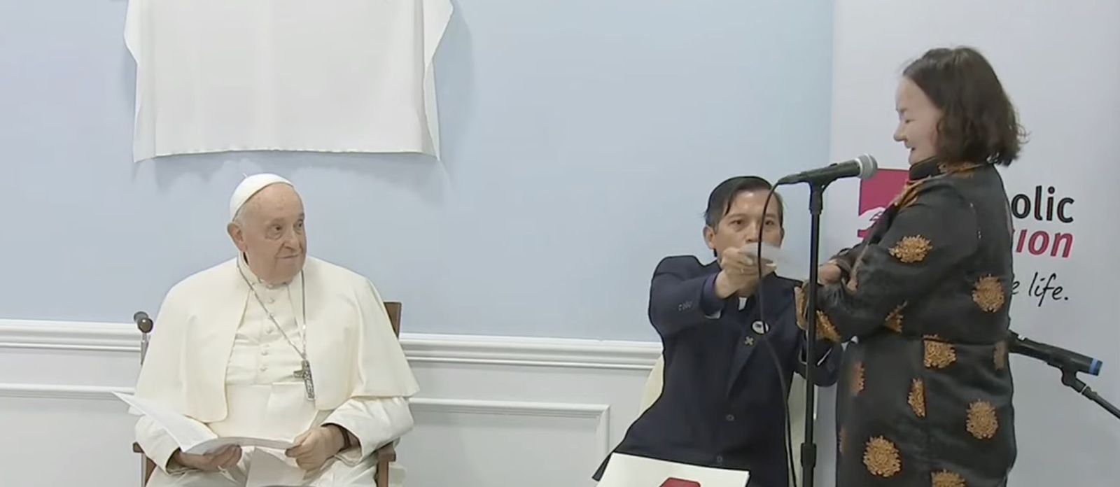 Una mujer discapacitada ofrece su testimonio al Papa