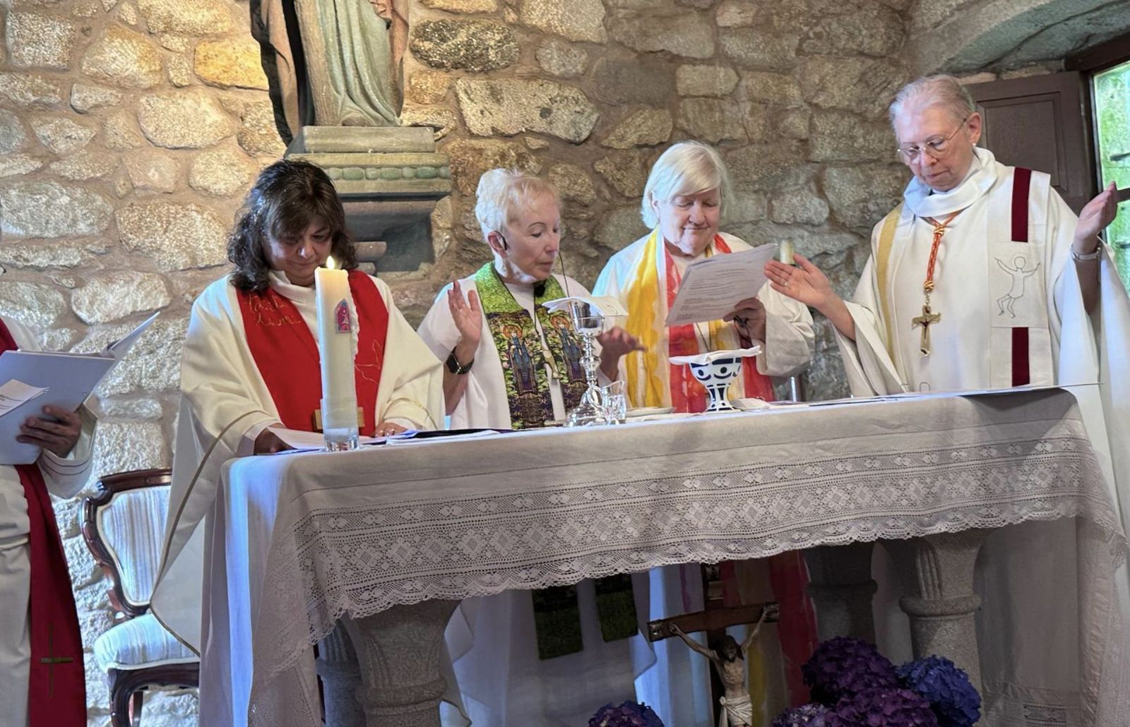 Christina con las tres obispas ordenante. La segunda por la izquierda Bridget Mary Meeham, que presidio la celebracion. La primera por la derecha Christine Mayr Lumezberger, obispa suiza