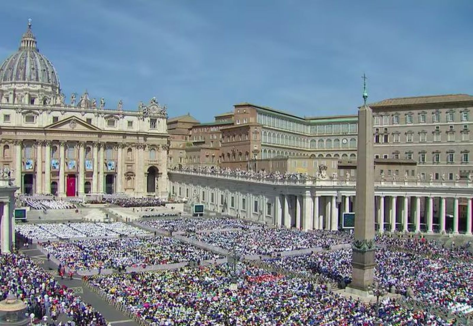 Un abarrotada plaza de San Pedro acogió la canonización de Foucauld y otros nueve beatos