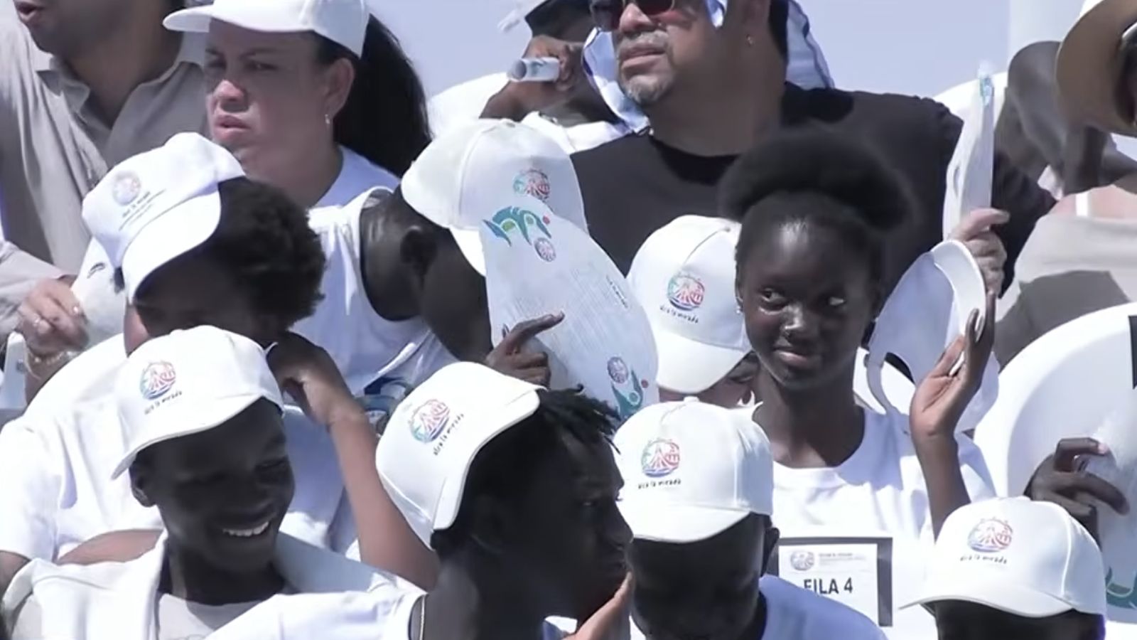 Migrantes y voluntarios esperan al Papa