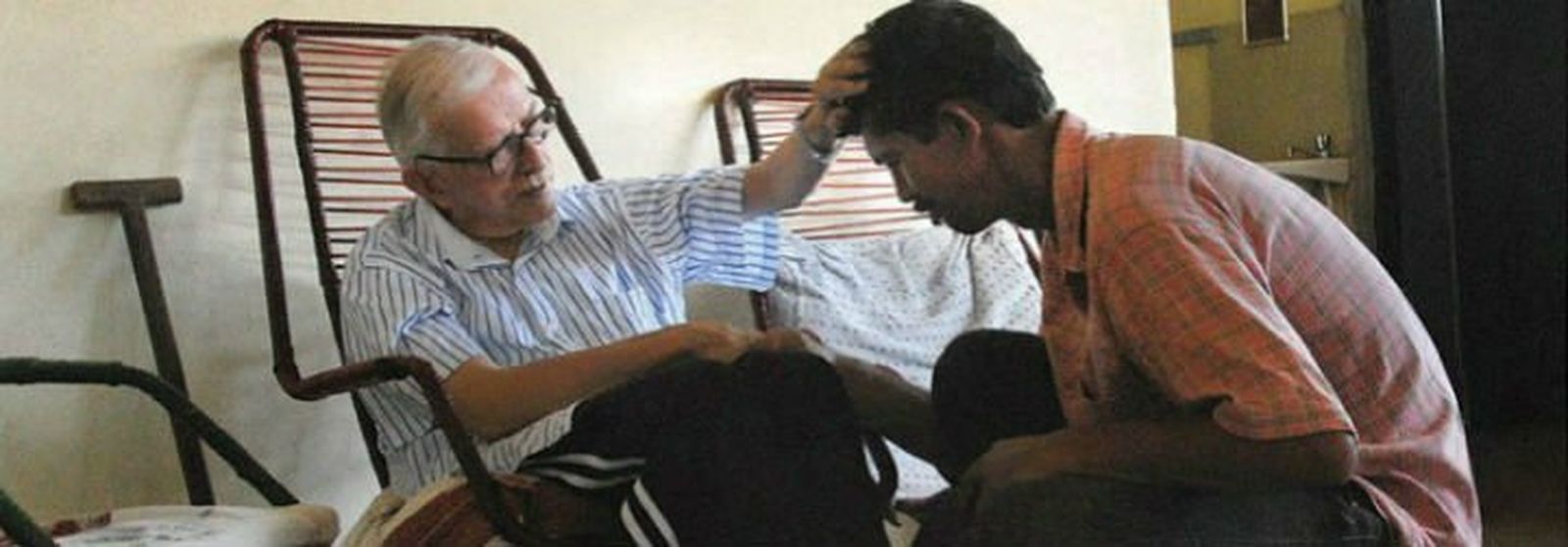 Casaldáliga bendice a un campesino