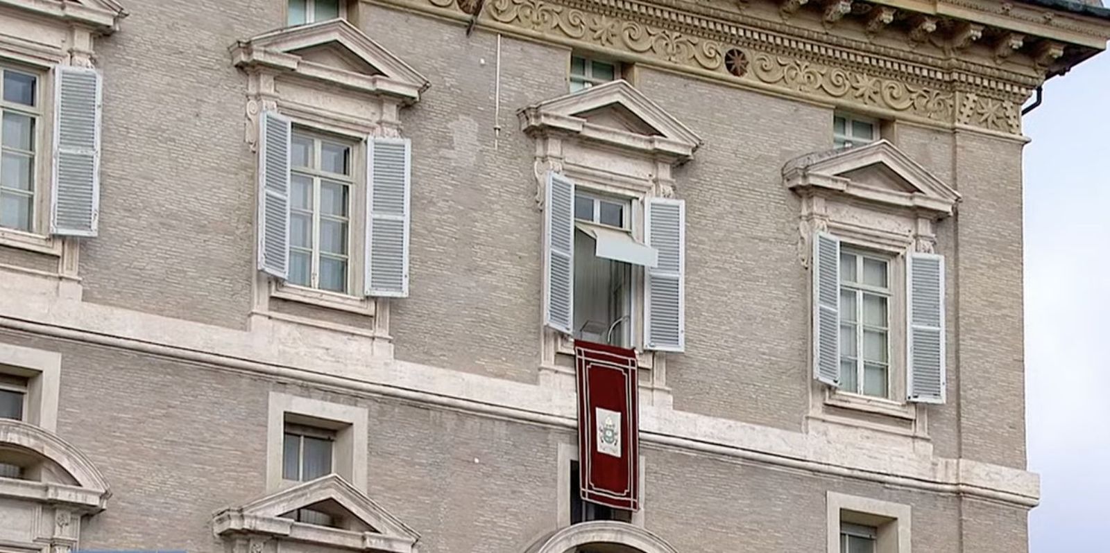 Ventana del palacio apostólico