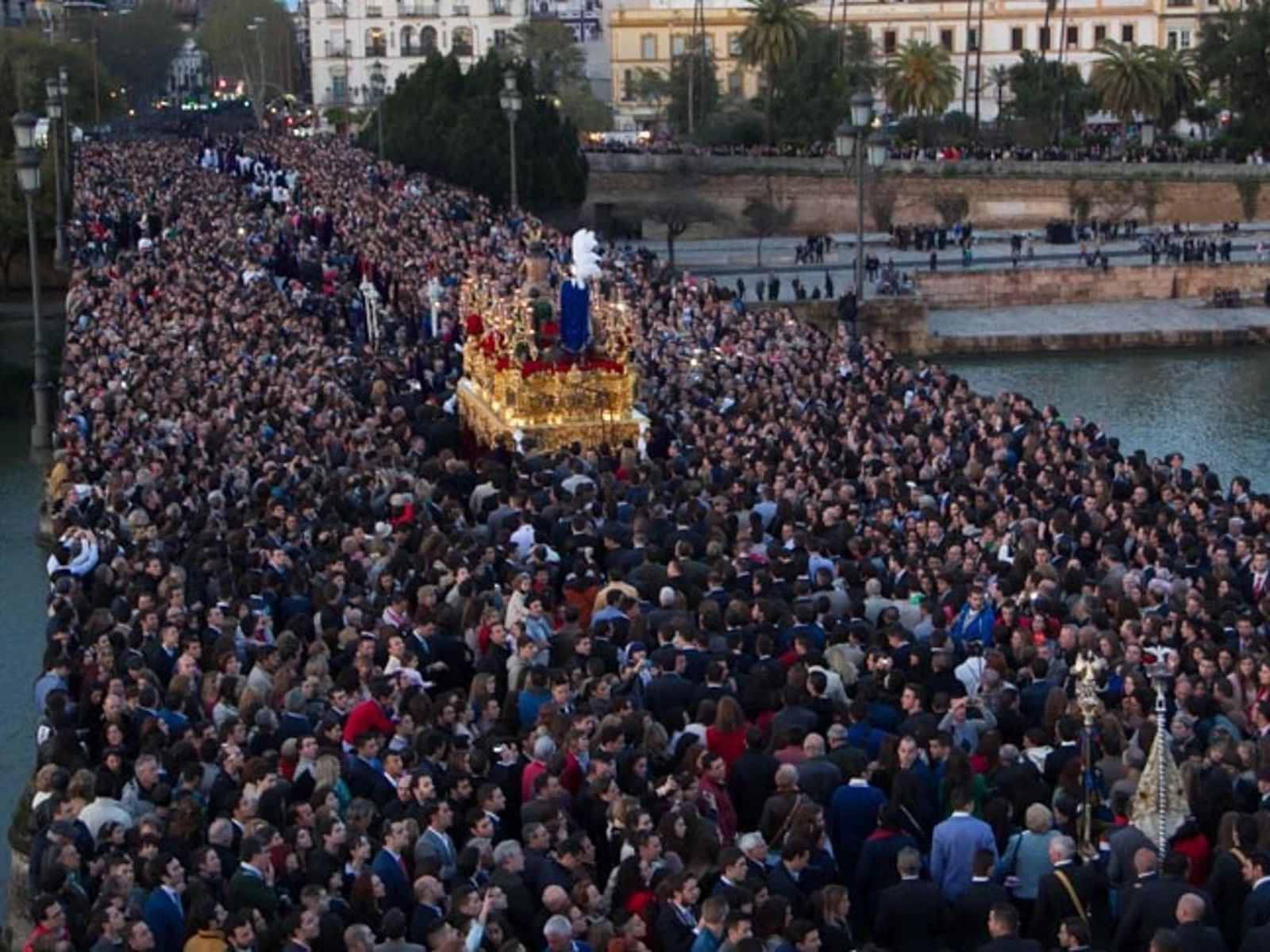 Puente de Triana. Semana Santa de Sevilla.