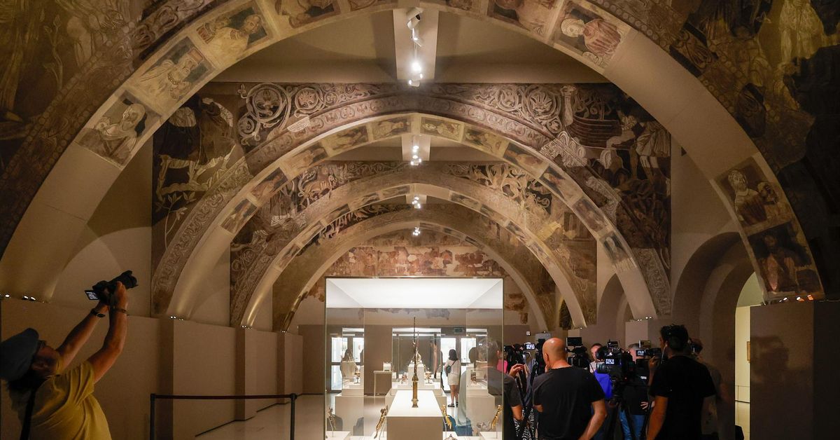 Las pinturas murales de Sijena han de volver a su origen en un plazo de ...