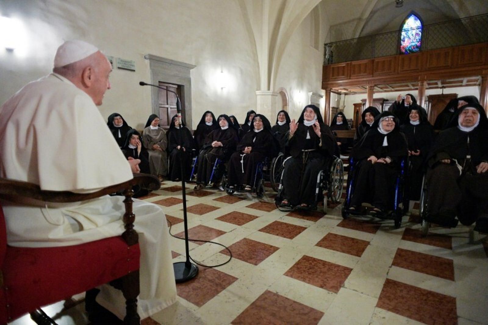 Francisco visita a las Clarisas