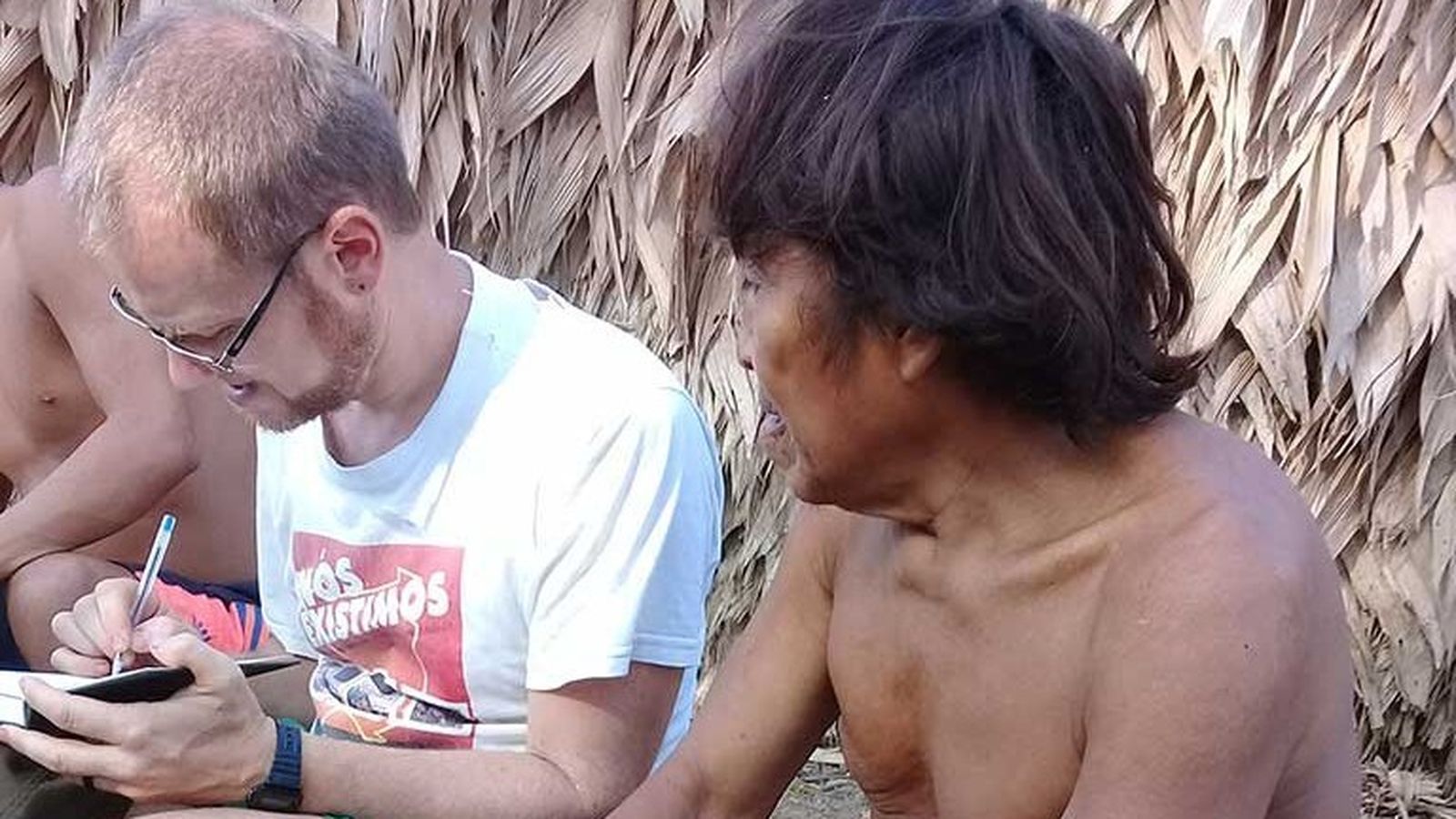 Sorino Yanomami con un misionero de la Consolata