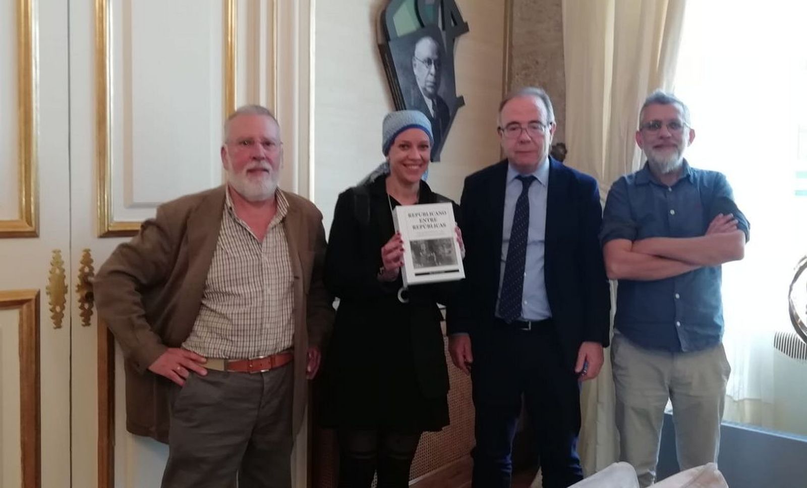 Libro de Eloy entregado al alcalde Bugallo