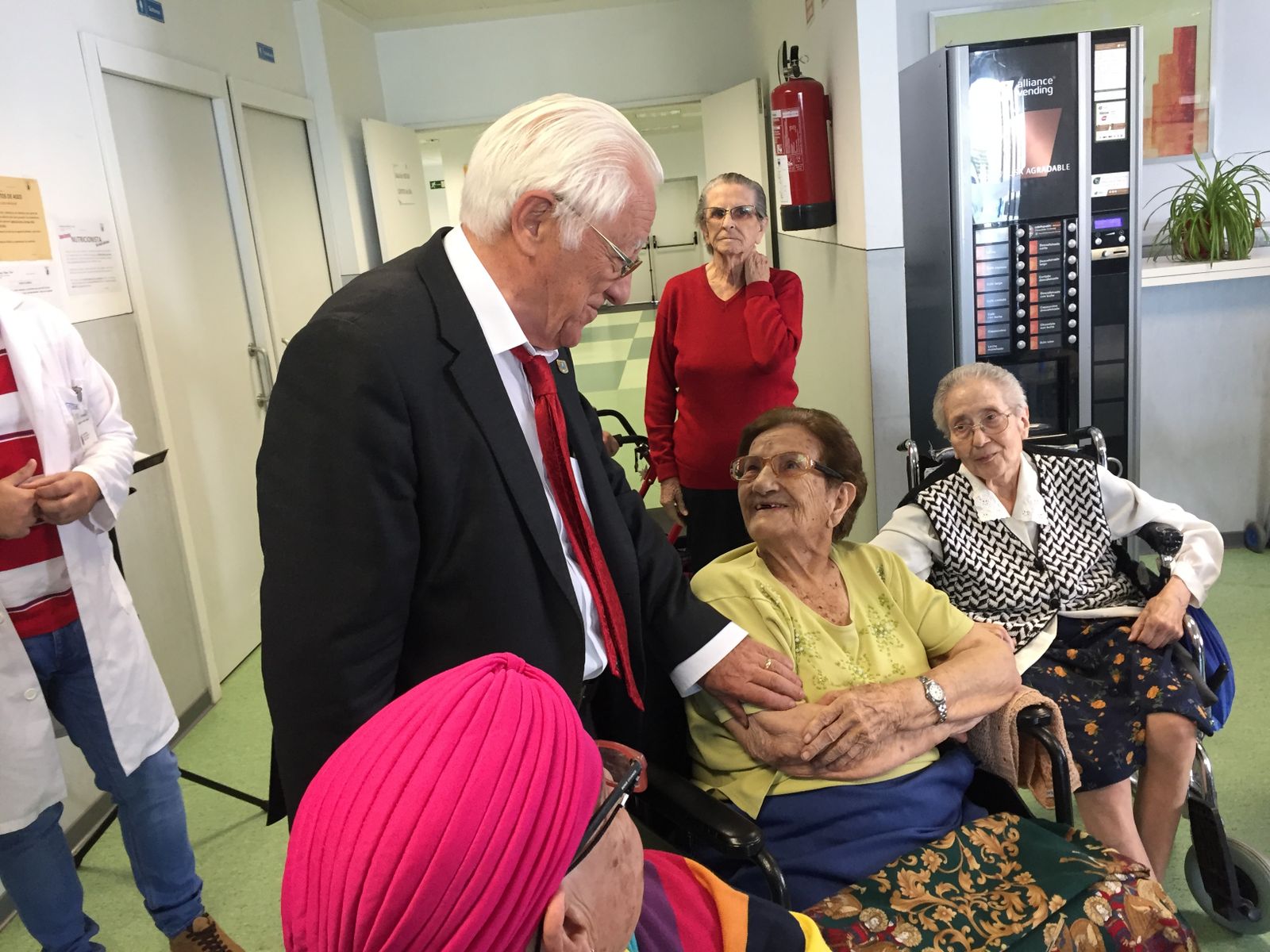 El padre Ángel saluda a algunas residentes