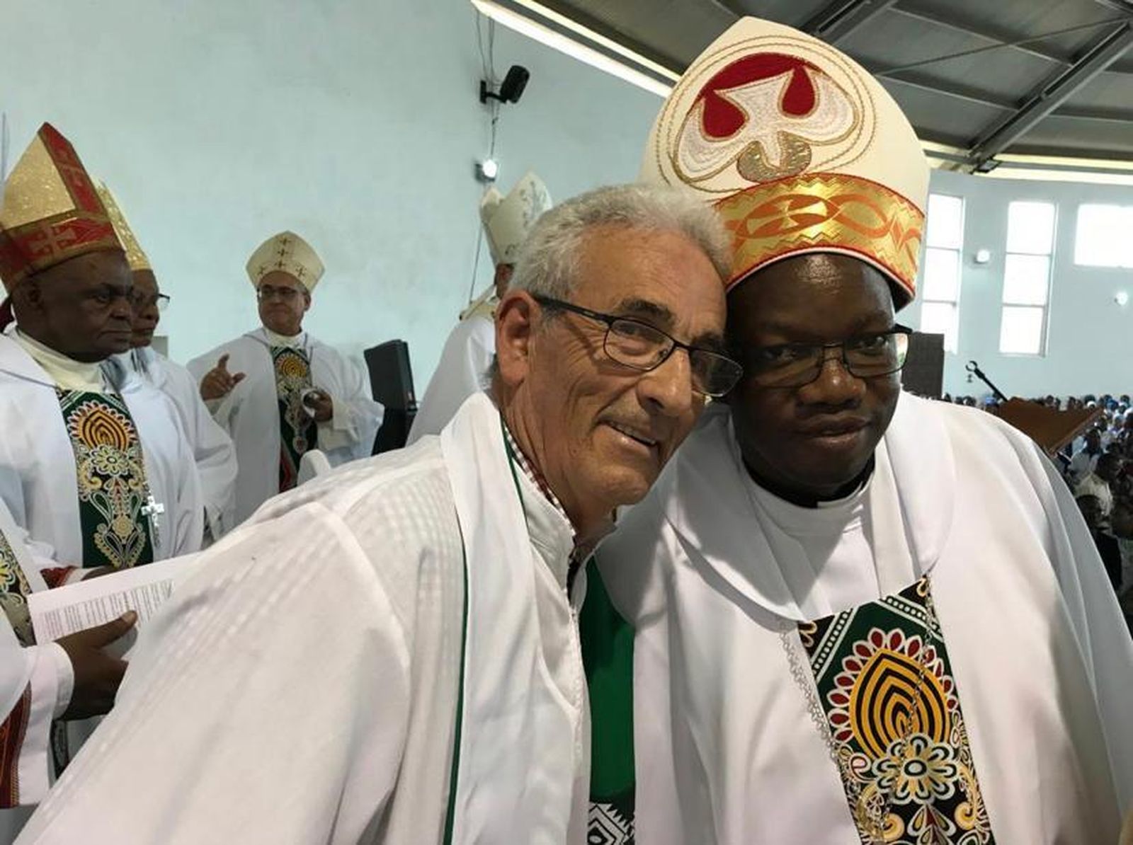 El misionero Jesús Torres con el obispo de Pemba, Mozambique