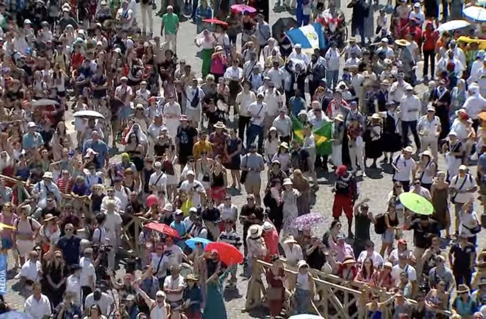 Fieles en la plaza de san Pedro para rezar el ángelus