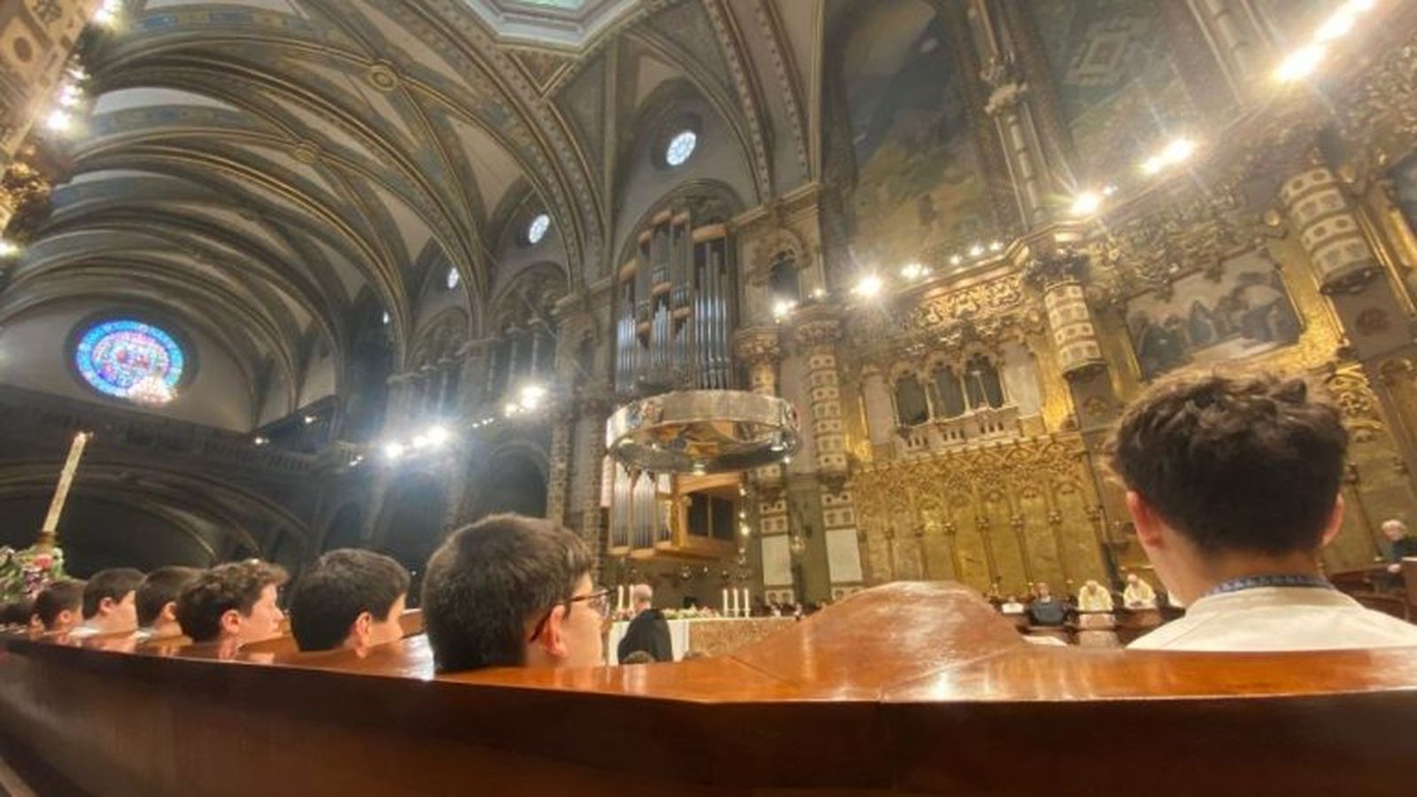 La Capilla de Música y la Escolanía, en plena interpretación durante la celebración litúrgica