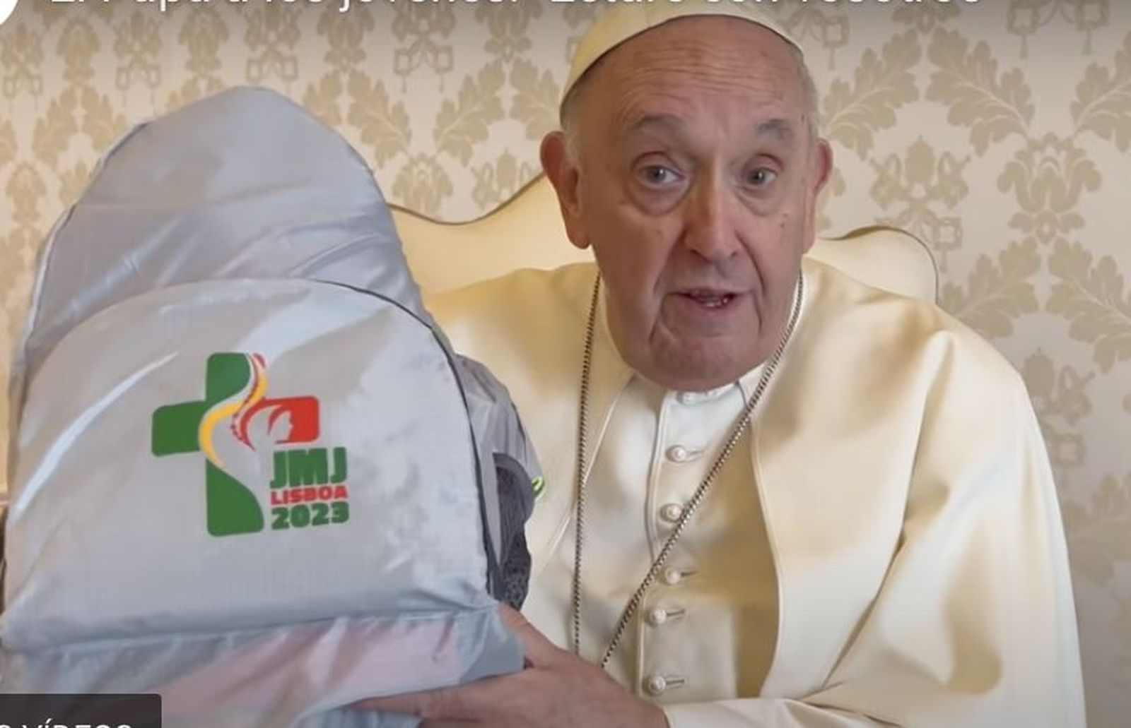 Francisco, con la mochila del peregrino de la JMJ de Lisboa