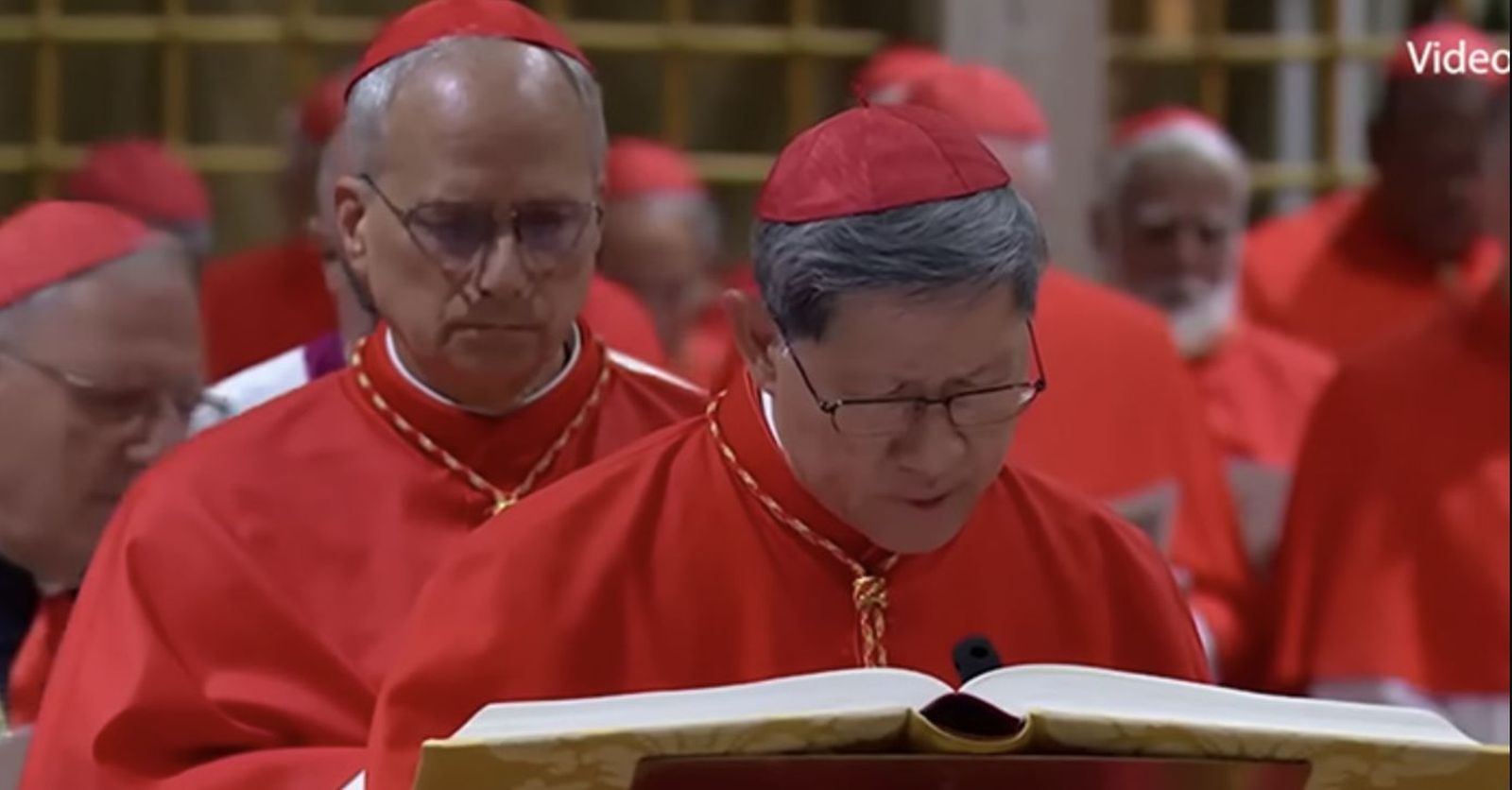 Tagle y Prevost, jurando antes de entrar en la Capilla Sixtina