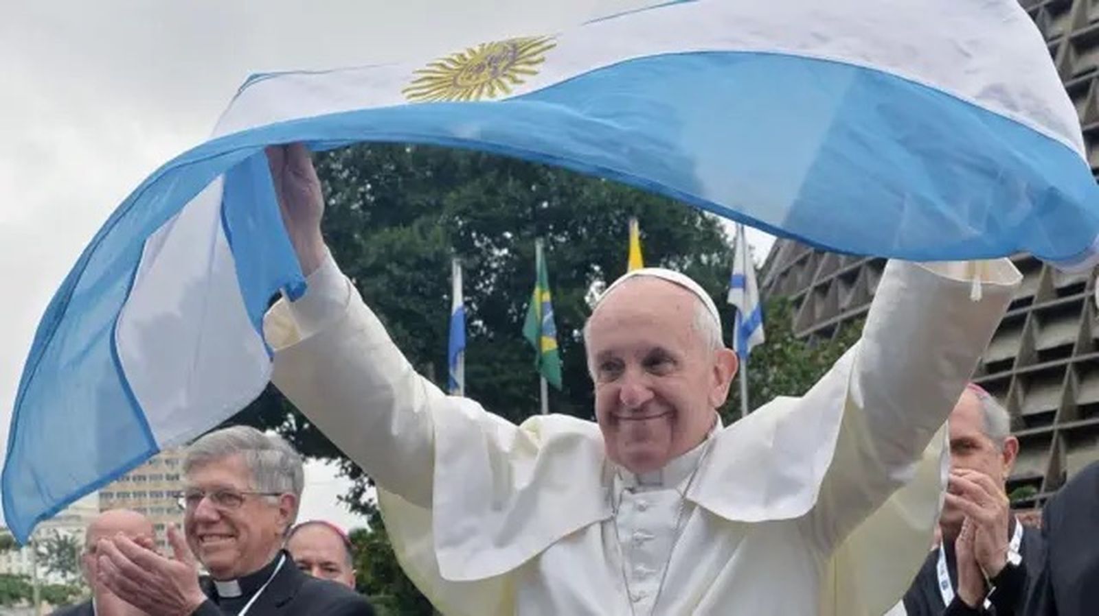 El papa Francisco con la bandera argentina