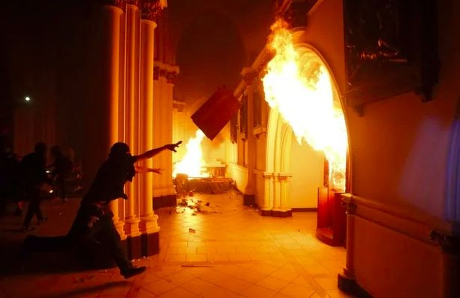 Manifestantes incendian la iglesia de los carabineros de Chile