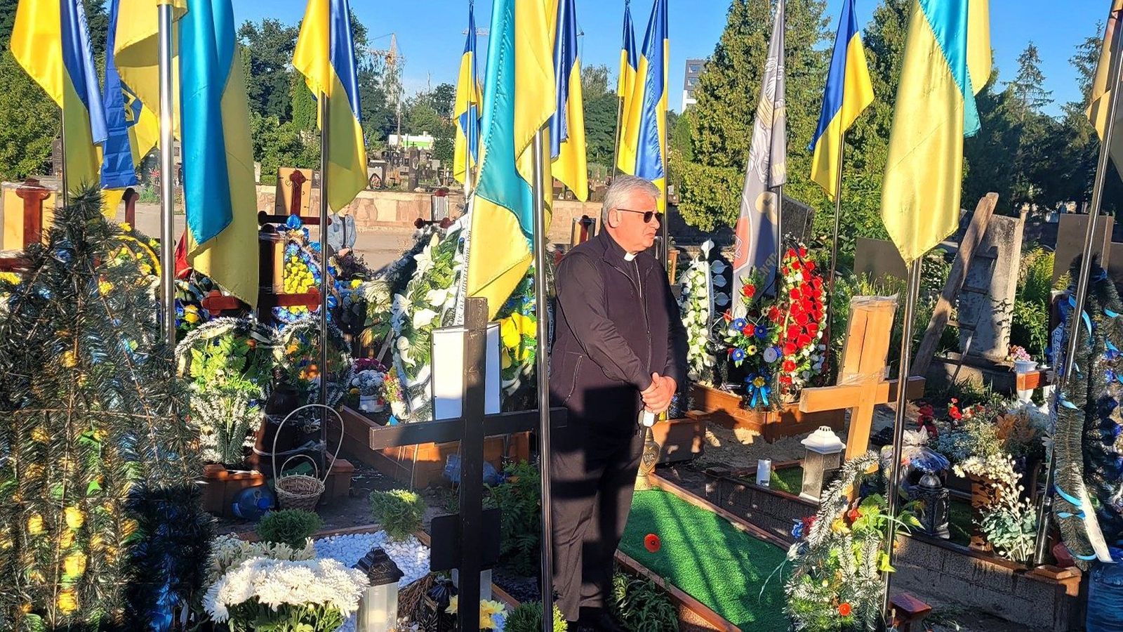 Cardenal Konrad Krajewski en el cementerio de Ternopil