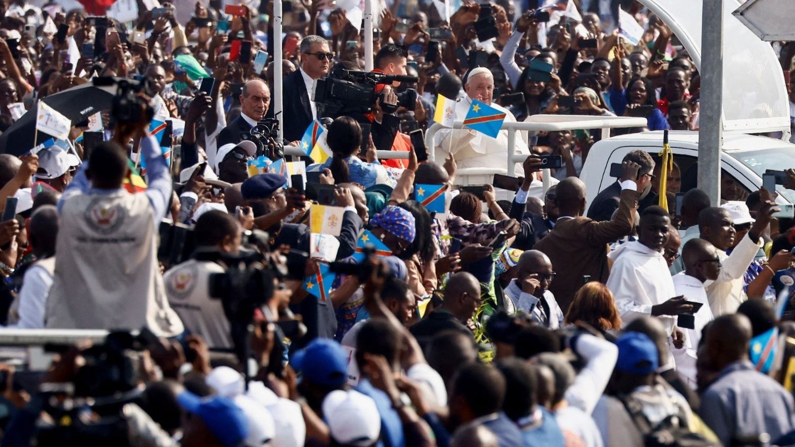 Una muchedumbre rodea al Papa a la entrada a la misa en Kinshasa