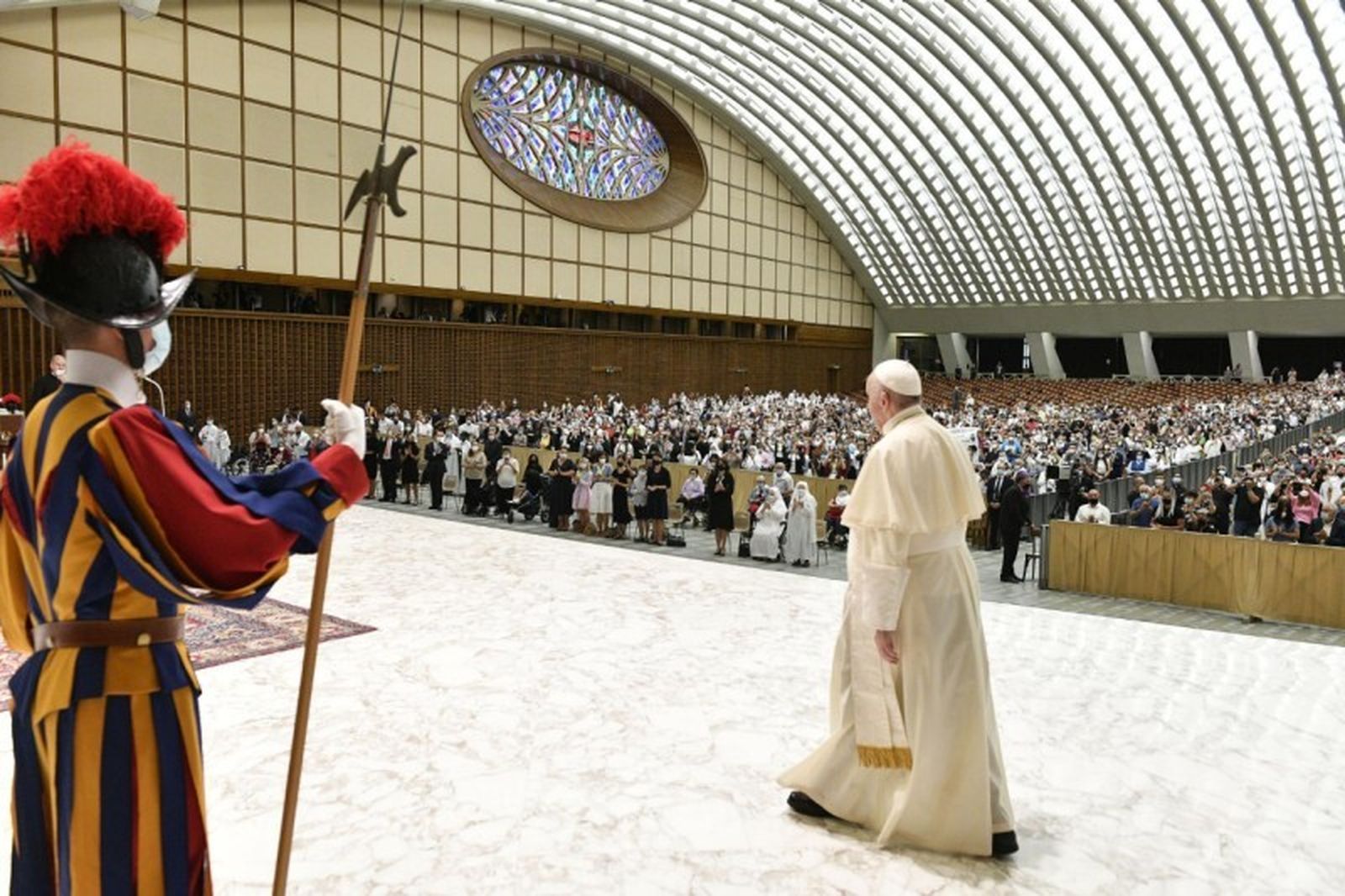 El Papa saluda a los fieles en el Aula Pablo VI