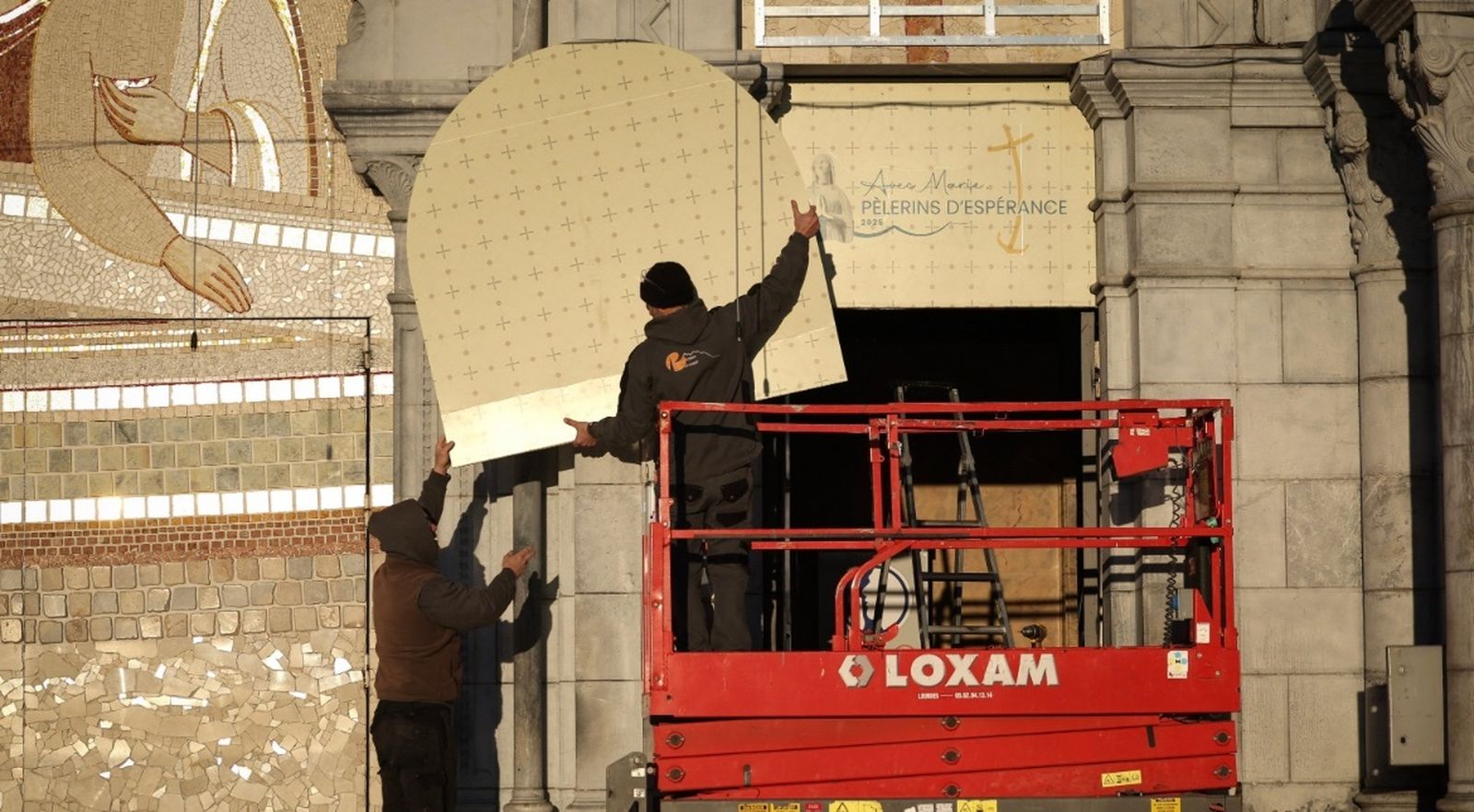 Lourdes: los mosaicos de Rupnik, cubiertos