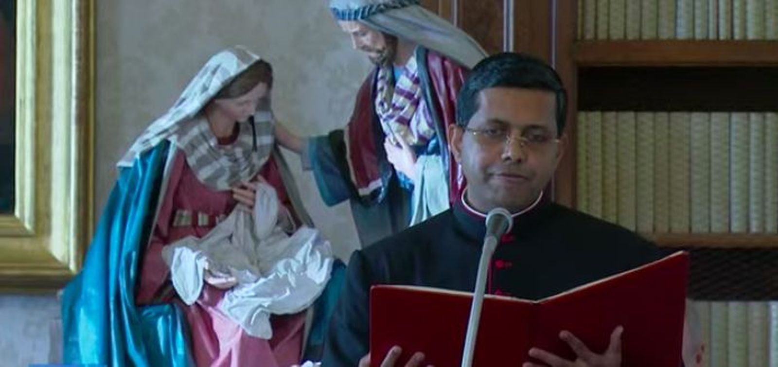 El traductor en lengua francesa, junto al belén de la Biblioteca del Palacio Apostólico