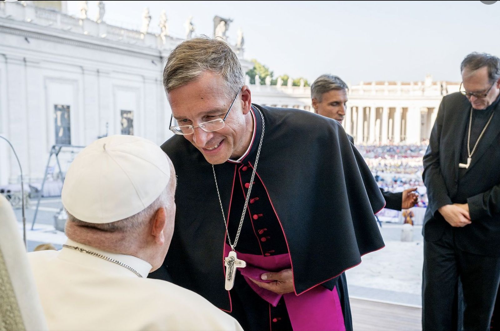 El obispo de Fulda Michael Gerber saluda al papa Francisco
